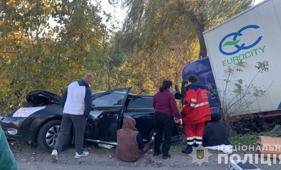 У Могилів-Подільському районі водій-іноземець автомобіля Toyota зіткнувся з вантажівкою Renault