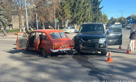 У Немирові на перехресті зіткнулись ІЖ Комбі та Mitsubishi Pajero