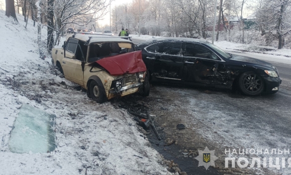 У Немирові водійка Lexus виїхала на зустрічку та протаранила ВАЗ