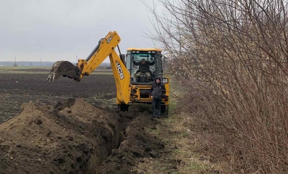 У селі Прилуцьке в Калинівській громаді будують водогін