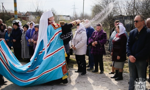 У селищі Десна освятили хрест і купол нового храму