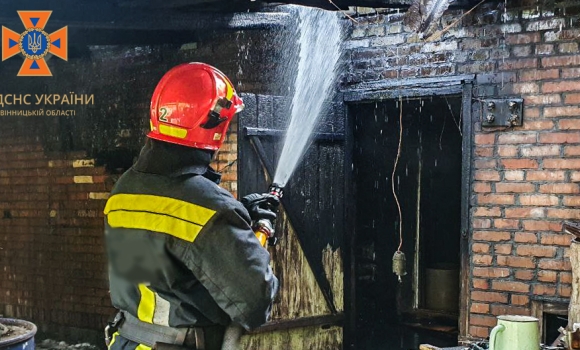 У Стрижавці під час пожежі в господарчій будівлі постраждав пенсіонер