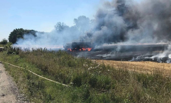 У Стрижавській громаді посеред поля загорілась вантажівка з пшеницею