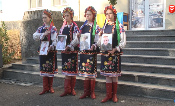 У технічному ліцеї долучилися до акції "Калина пам’яті", аби вшанувати пам’ять загиблих воїнів