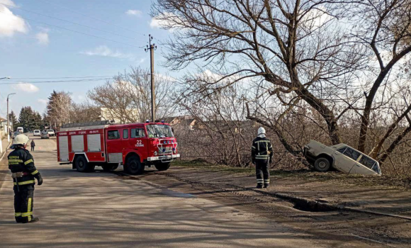 У Теплику водій авто загнав свій ВАЗ у крону дерева, яке росте над прірвою