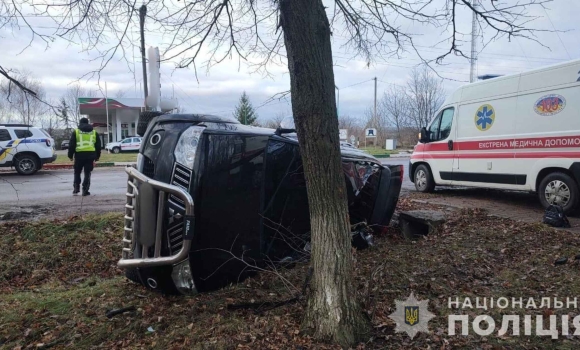 У Теплику Mitsubishi з’їхала у кювет і перекинулась — три людини госпіталізовані