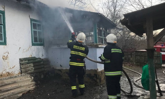 У Тиврові через замикання загорівся будинок, в якому ніхто не проживав