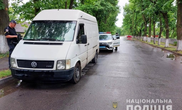 У Тиврові водій, авто якого розшукували за борги, хотів відкупитися