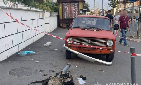 У центрі Вінниці пенсіонерку переїхало авто… без водія