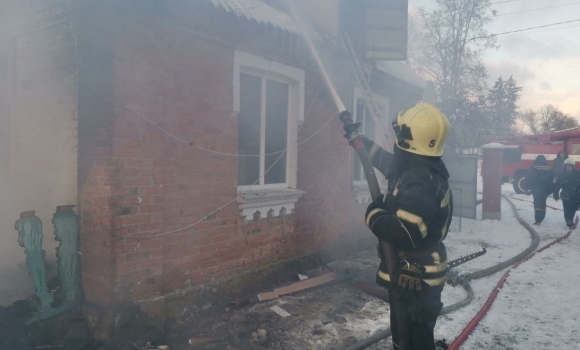 У Турбівській громаді гасили пожежу в приватному будинку