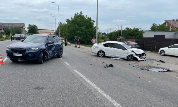 У Вінниці 17-річний водій за кермом легковика врізався у кросовер