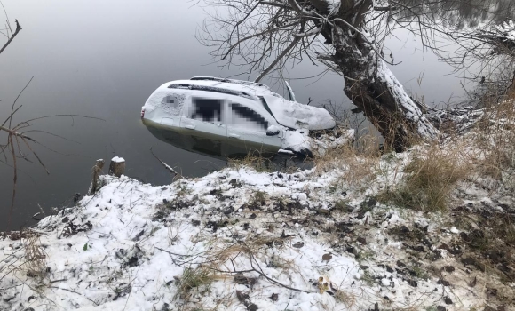 У Вінниці автомобіль Duster злетів з дороги у водойму - водій загинув на місці