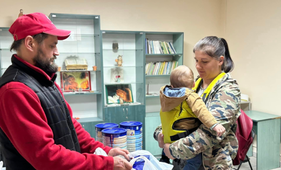 У Вінниці благодійники передали родинам дитячі суміші