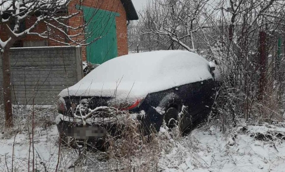 У Вінниці чоловік викрав автомобіль, в’їхав у паркан та втік