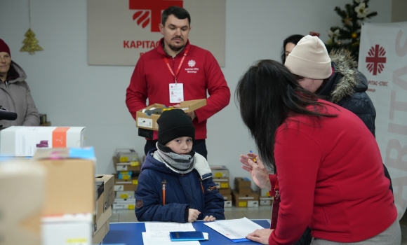 У Вінниці діти, які опинилися в складних життєвих обставинах, отримали зимове взуття та термобілизну