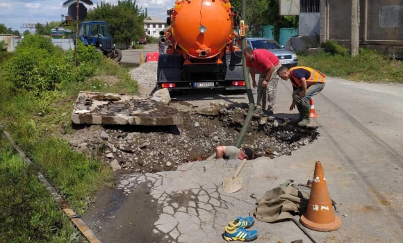 У Вінниці довелось “латати” витік із водогону… під залізничною колією