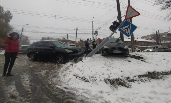 У Вінниці Ford підбив Lexus, а той - в'їхав у світлофор