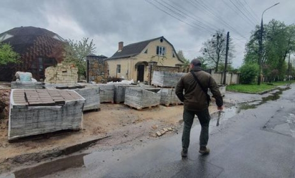 У Вінниці громадянка влаштувала на вулиці самовільний “склад будматеріалів” 