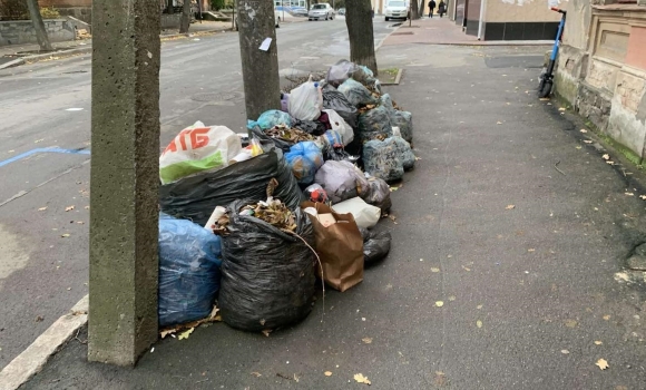 У Вінниці на Архітектора Артинова зробили смітник посеред тротуару