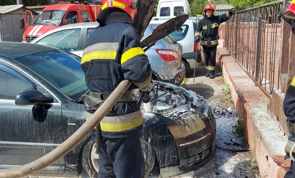 У Вінниці на парковці загорівся автомобіль вогонь приборкали пожежники