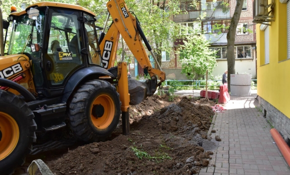 У Вінниці на трьох прибудинкових територіях міняють зношені труби