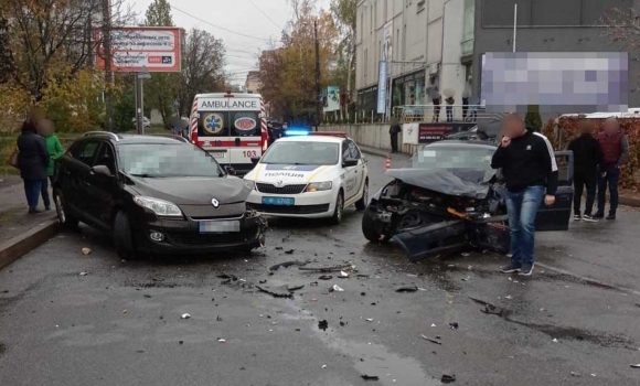 У Вінниці Opel Vectra зіткнувся з Renault Megane - один із водіїв загинув