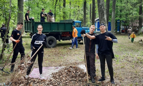 У Вінниці прибирали територію табору, де будуть мешкати діти-переселенці