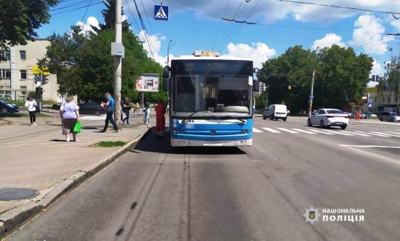 Тролейбус збив семирічну дівчинку у Вінниці - копи шукають свідків аварії