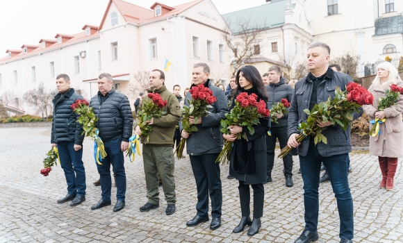 У Вінниці у День Соборності покладанням квітів вшанували подвиг Героїв