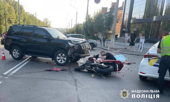 У Вінниці в аварії загинув мотоцикліст, його пасажирка — у лікарні