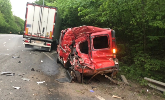 У Вінниці вантажівка зіткнулась з мікроавтобусом - загинув один з водіїв