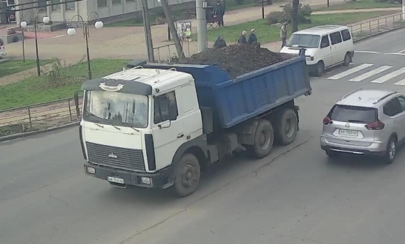 У Вінниці вантажівки забруднили дороги - винуватця зобов'язали поприбрати