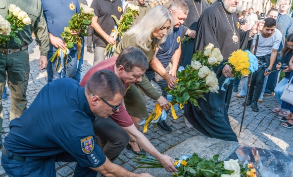 У Вінниці відбулося покладання квітів до пам’ятного знаку загиблих героїв