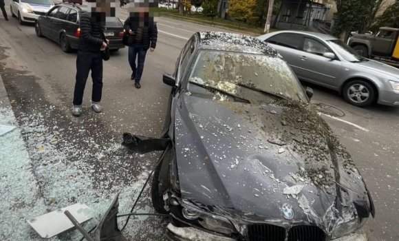 У Вінниці водій "бехи" влетів у зупинку громадського транспорту