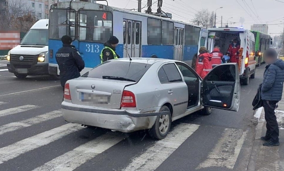 У Вінниці водій Nissan Leaf допустив зіткнення з Skoda Octavia