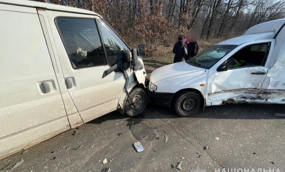 У Вінниці водій Seat на розвороті протаранив Ford - його керманича доправили до лікарні