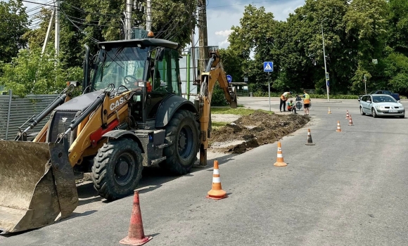 У Вінницьких Хуторах облаштовують тротуари по двох центральних вулицях