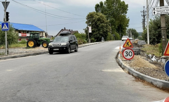 У Вінницьких Хуторах почали облаштувати тротуари на вул. Незалежності