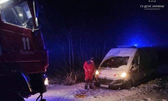 У Вінницькій області в сніговому заметі застряг автомобіль “швидкої допомоги”