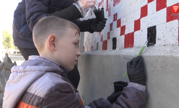 У вінницькому ліцеї розмалювали паркан у патріотичному стилі