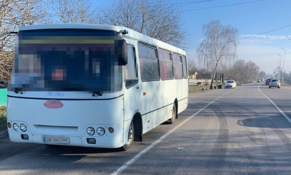 У Вінницькому районі 78-річна жінка потрапила під колеса автобуса