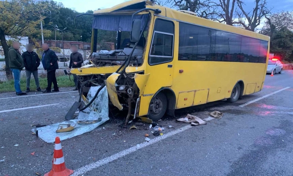 У Вінницькому районі автобус зіткнувся з «МАЗом» - вісім травмованих