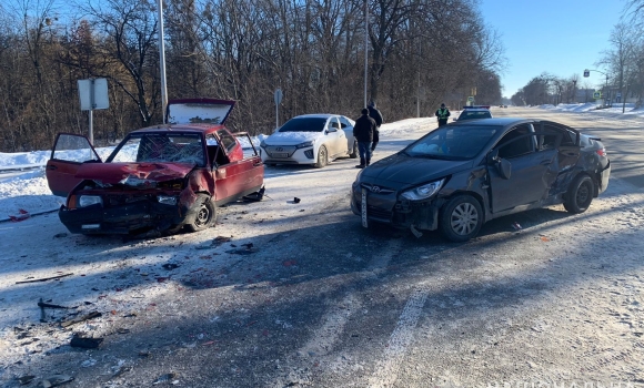 У Вінницькому районі Hyundai виїхав на зустрічну смугу та протаранив ВАЗ