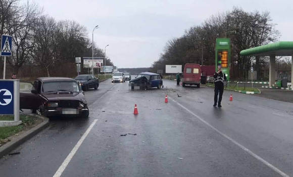 У місті Бар водій Mercedes зіткнувся одразу з двома ВАЗами