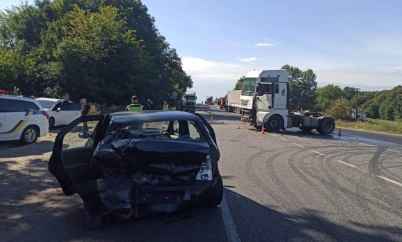 У Вінницькому районі вантажівка протаранила Dacia Logan - є постраждалі