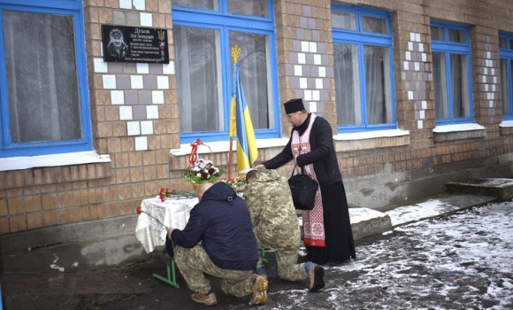 У Вінницькому районі відкрили меморіальну дошку на честь загиблого десантника