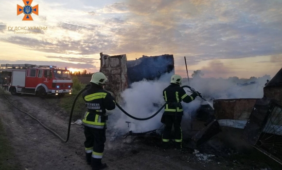 У Вінницькому районі вщент згорів будівельний вагончик 