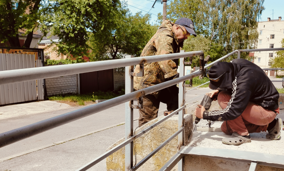 У Вінниці біля житлового будинку на Дмитра Білоконя встановлюють пандус