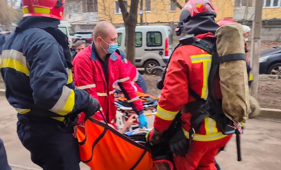 У Вінниці горіла квартира у дев'ятиповерхівці - з приміщення вивели двох постраждалих