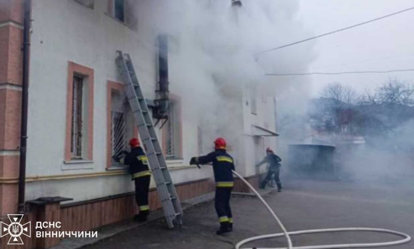 У Вінниці ліквідували пожежу в триповерховій будівлі на вул. Стуса.